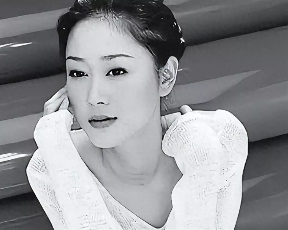 丈夫出轨8次,被闺蜜蒋勤勤背叛,43岁抑郁烧炭自尽