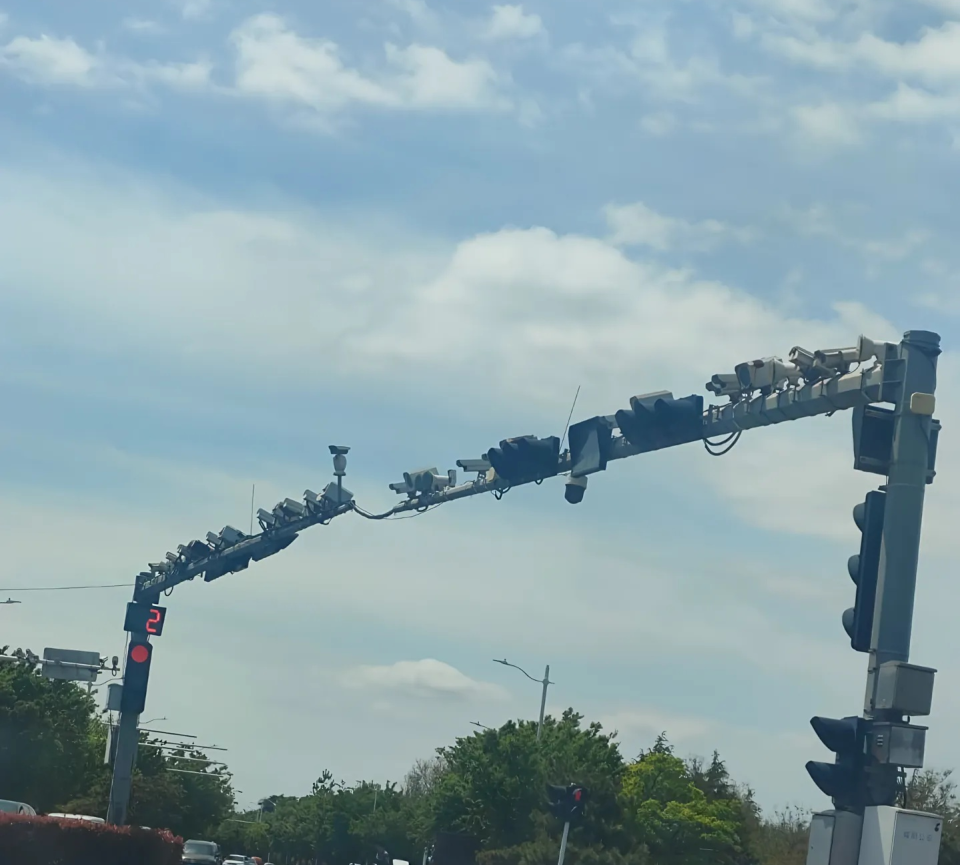 青岛城阳警方就“一道路立杆安装多部监控设备”致歉