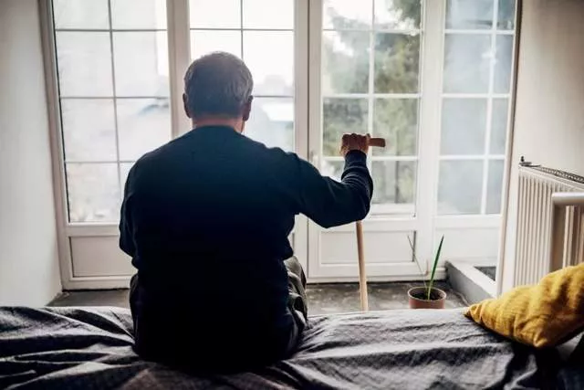 60岁的老人，怕被自己的亲生女儿拔管