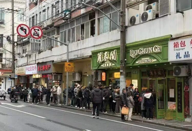 上海老牌餐厅语出惊人“挡住隔壁商户她会报警”