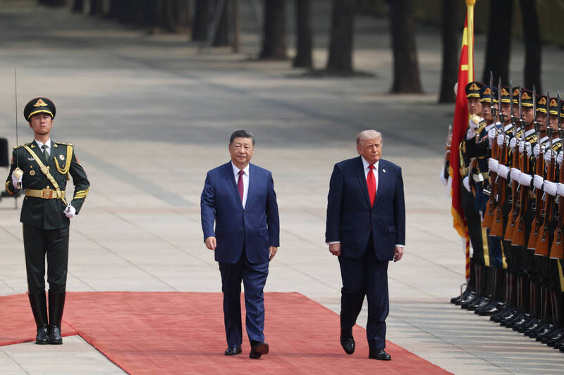 中国国家主席习近平（左）与美国总统川（右），今日上午2人同框照身高看起来皆有190公分，画面引发各国网友热烈讨论。 （美联社）