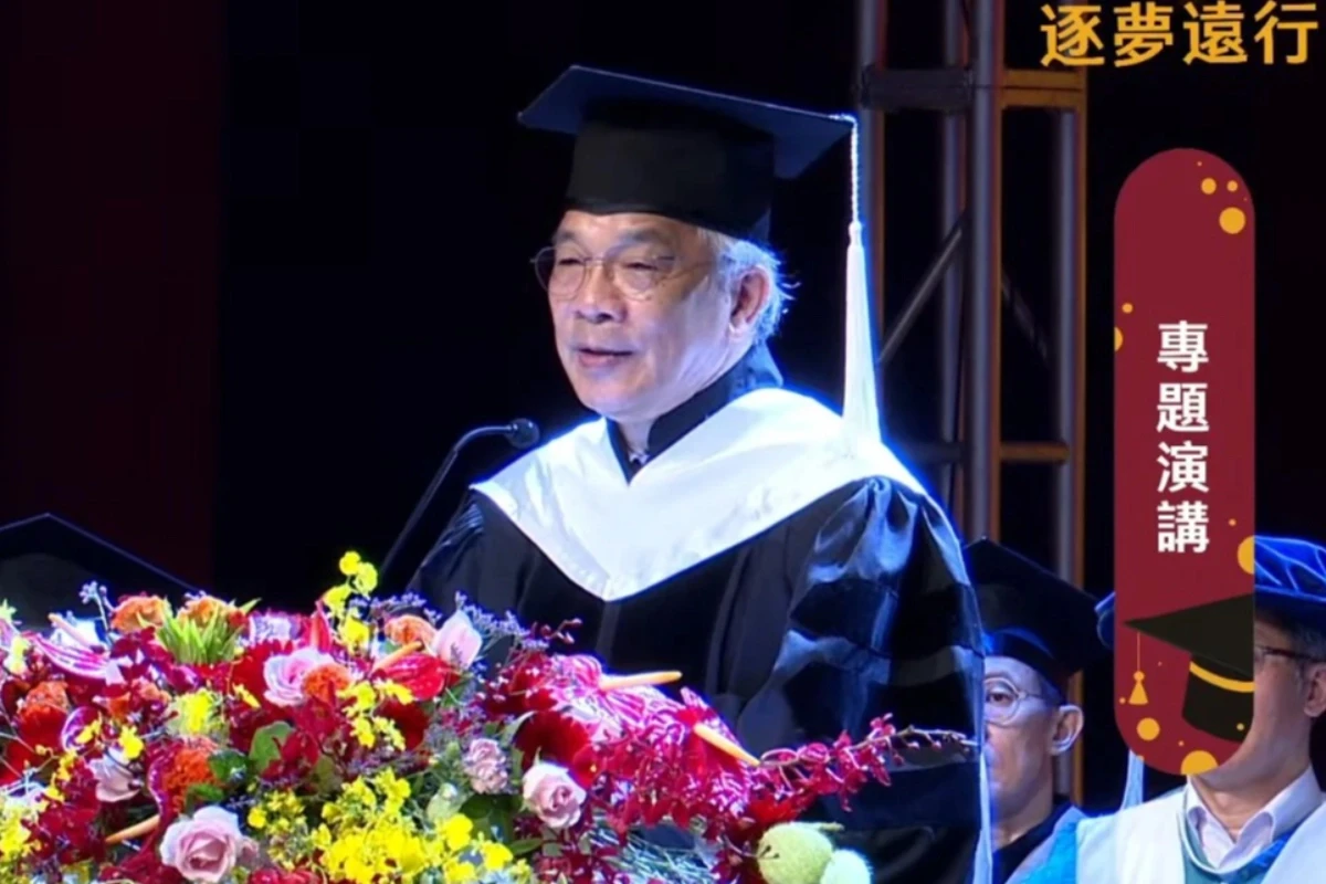 世新大學校長陳清河以「趕快結束自己，因為這個世界已經沒有你存在的必要」「勉勵」畢業生，引發輿論批判。（擷取自世新大學直播）