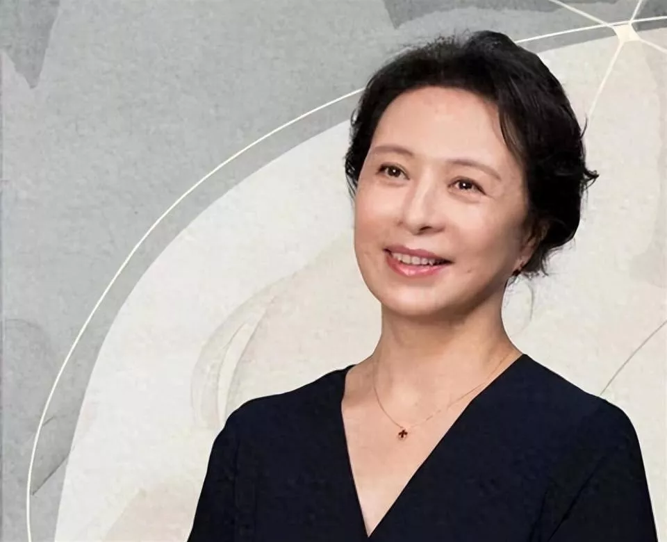 她是国家一级演员，与富豪结婚39年零绯闻
