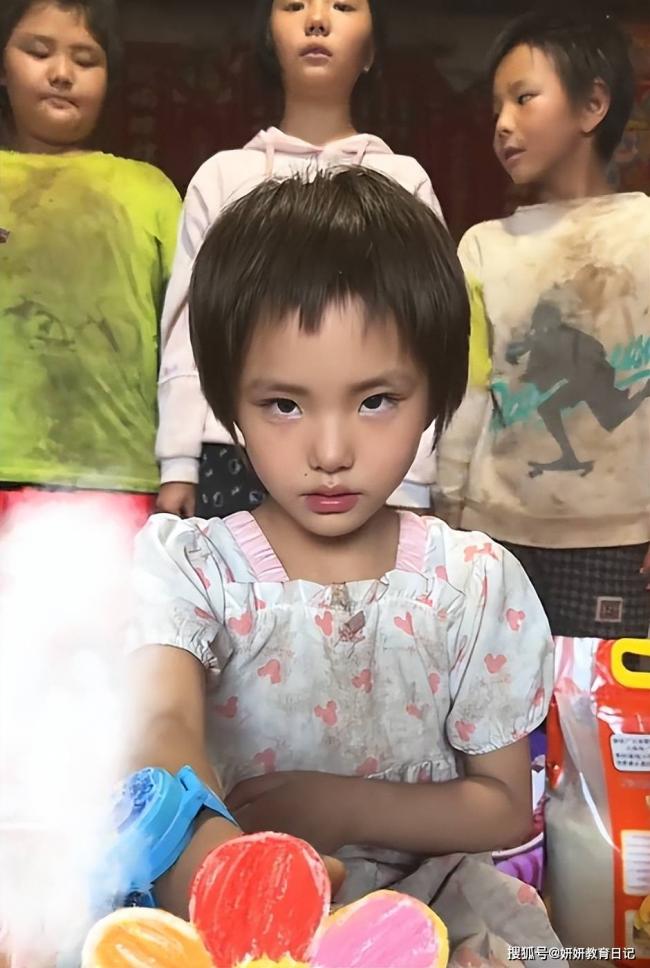 农村小学女生相貌惊艳,网友却说灾难 农村小学女生相貌惊艳,网友却说灾难