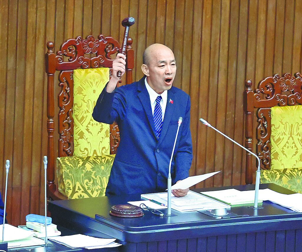 立法院長韓國瑜14日敲下議事槌，宣布115年度中央政府總預算案三讀通過。（范揚光攝）